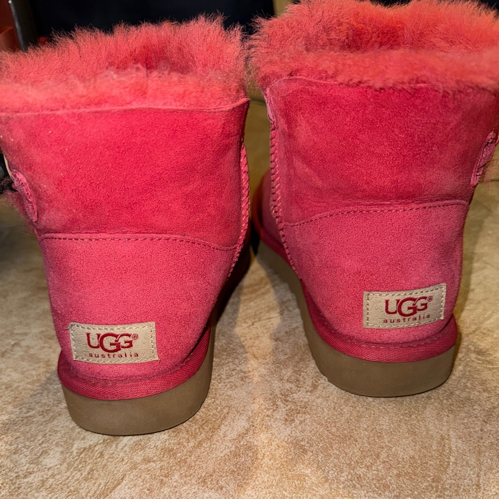 UGG Women’s mini Bailey Button size 7